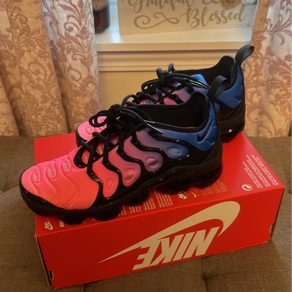 Nike Air Vapormax Plus sz 8 NIB!!
